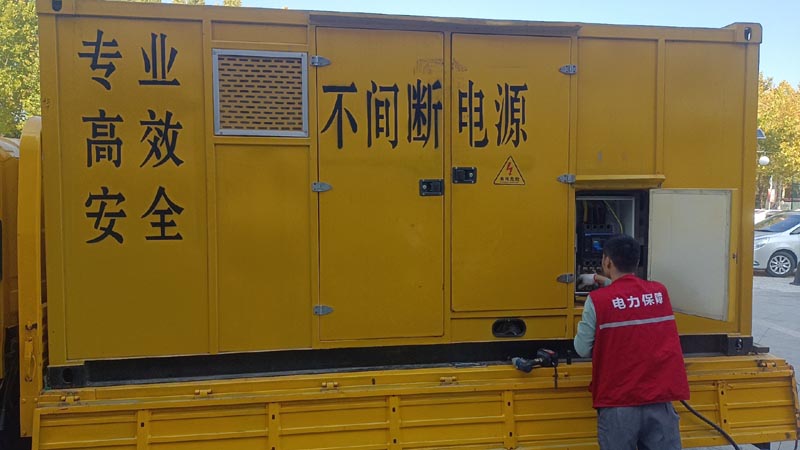三明柴油发电机组和UPS电源配合使用时，如何避免切换过程中的电力中断？